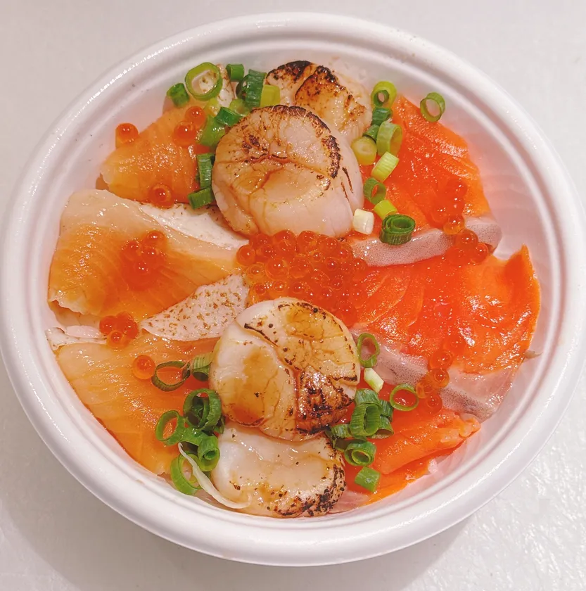 「炙りホタテとサーモン堪能丼」