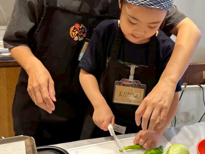料理体験をする子供の様子