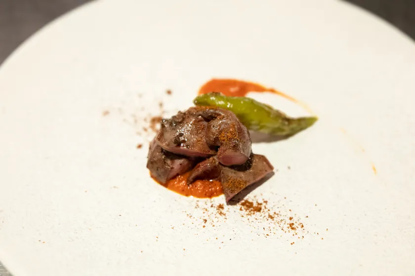 鉄分を多く含むハツは、味わいも力強い。しっかりした赤味噌と辛味のトマトソースで仕立てた一皿。