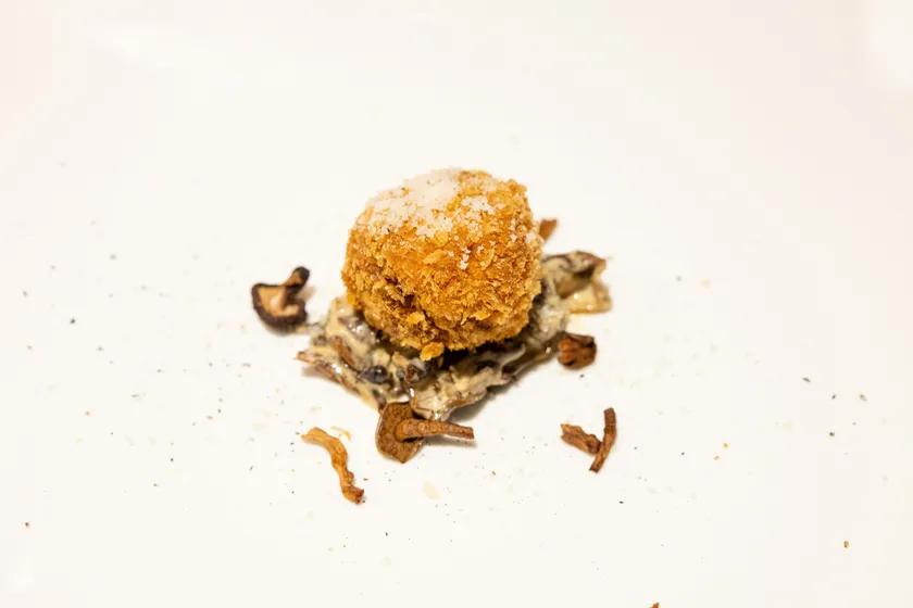 普段とんかつでは使用されないウデなどの”余りやすい部位”をミンチにし、ラザニア仕立てにした上でカツにした「ラザカツ」。