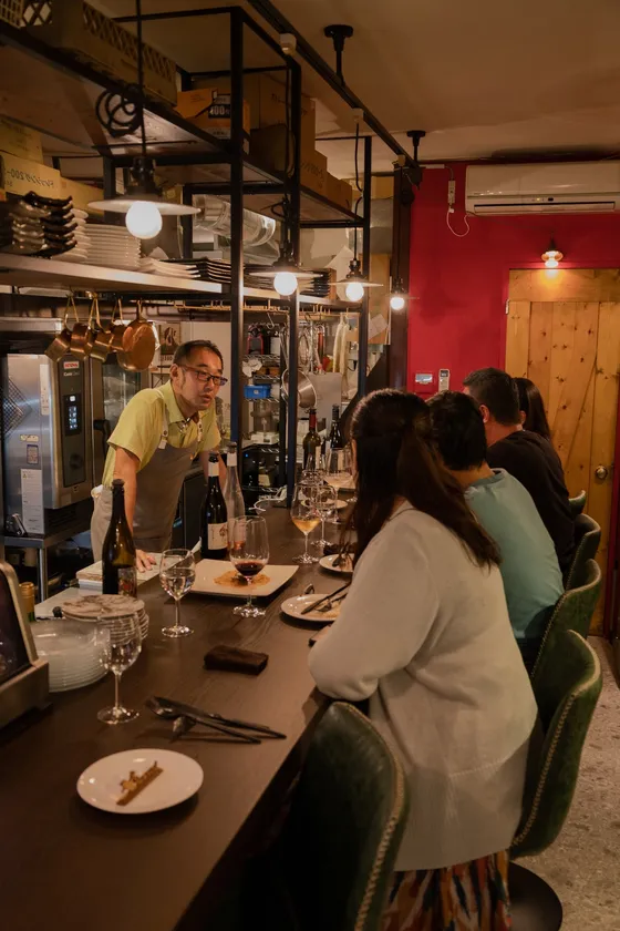 一皿ごとにシェフが部位の特性や背景を解説