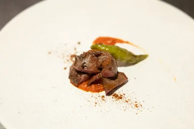 鉄分を多く含むハツは、味わいも力強い。しっかりした赤味噌と辛味のトマトソースで仕立てた一皿。