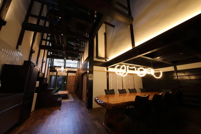 屋久杉大テーブルのあるリビング