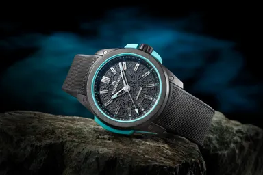 N3000.21Q16.G01.R01 ダークグレーカラーのラバーストラップを装着