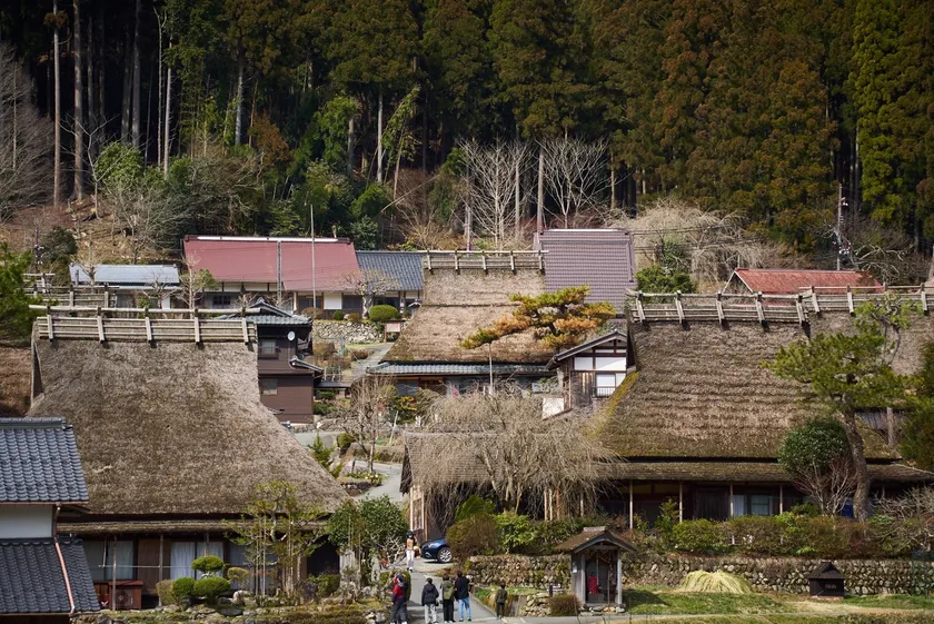 会場は美山町北村(かやぶきの里)の茅場