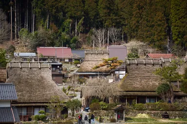 会場は美山町北村(かやぶきの里)の茅場