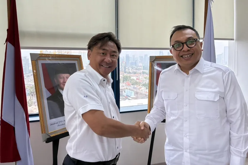 インドネシア移住労働者保護省 職業訓練機関開発担当局長アブリダナル プラバワ氏(左)、ROY株式会社代表取締役 大石 竜次(右)