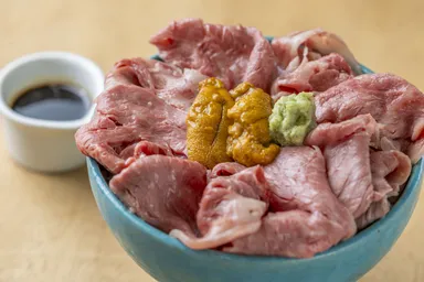開業時から人気の！相州牛 ウニとろ牛めし