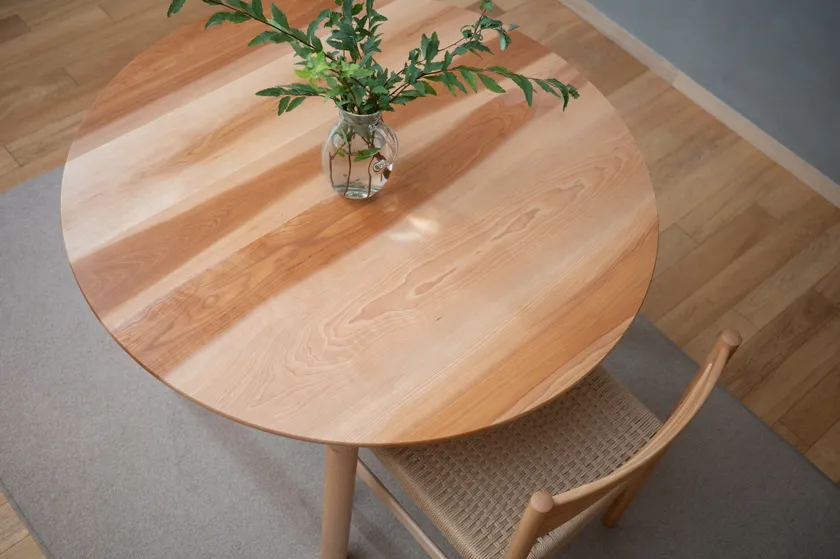 アサダ材の木目が美しい天板