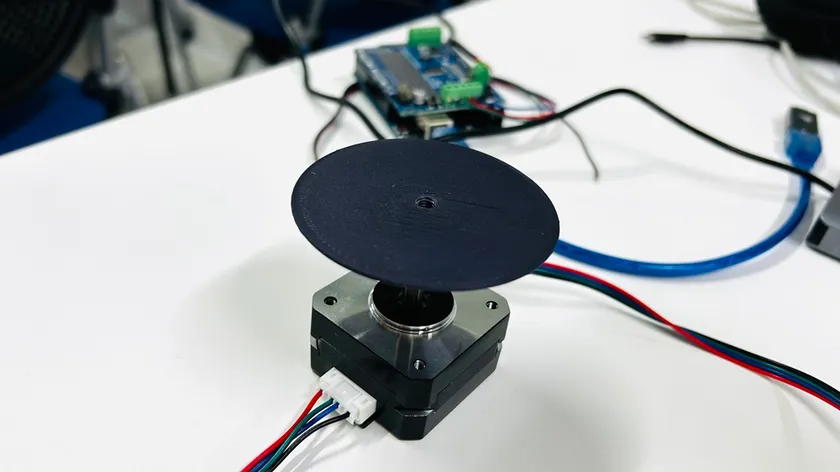 2025年度「工・芸制作演習」で製作された「驚き盤」専用ステッピングモータ