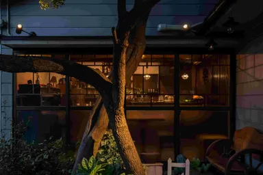 外から見る店内