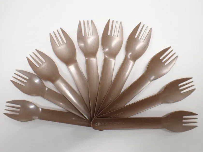 サルガッサムと言われる廃海藻を一部原料とした植物バイオマス分解性樹脂製カトラリー