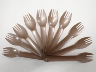 サルガッサムと言われる廃海藻を一部原料とした植物バイオマス分解性樹脂製カトラリー