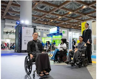 ランウェイショー「彩(いろどり)-Color your life-」