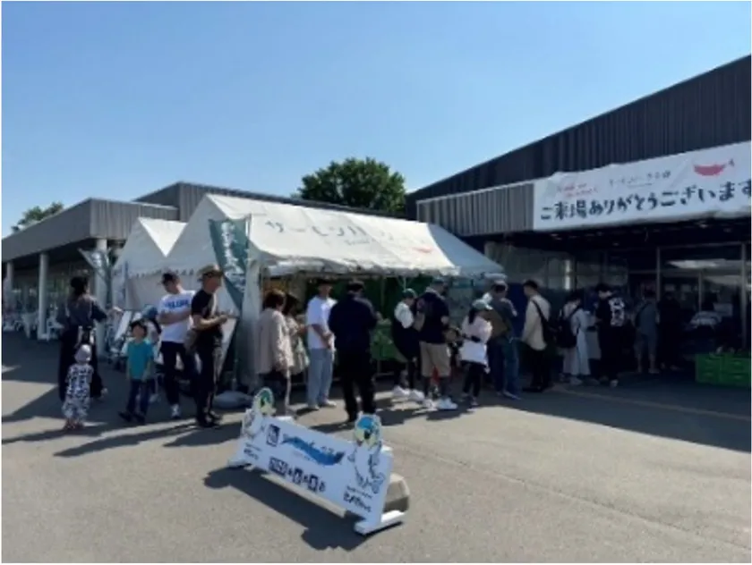 じゃんけん企画に並ぶ行列