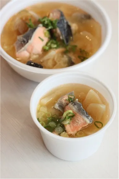 ミニ鮭汁と塩むすびセット