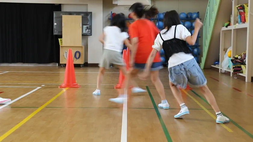 反復横跳びの計測を行う子どもたち
