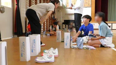 イベント後アンケートを記入する子どもたち