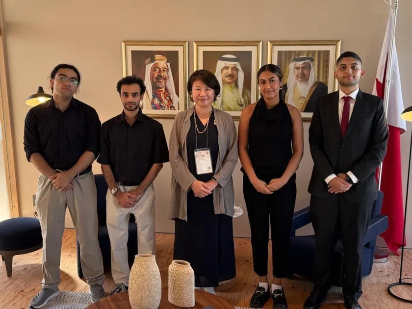 岡井 朝子 駐バーレーン日本国大使(中央)とバーレーン人インターン