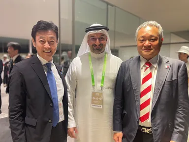 左から：西村 康稔 前経済産業大臣、アブドゥラ・ビン・アデル・ファクロ バーレーン王国産業商業大臣、小出 光宏 ナツメアタリ株式会社 代表取締役社長