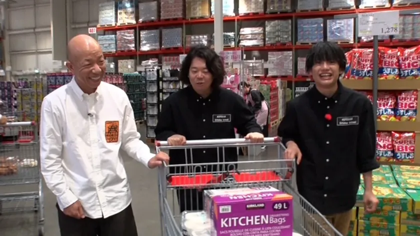 コストコで買い物をする(左から)小峠、草薙、真弓