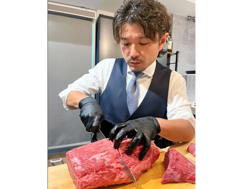 社員に美味しい肉を食べさせたいという想いで包丁を握る代表