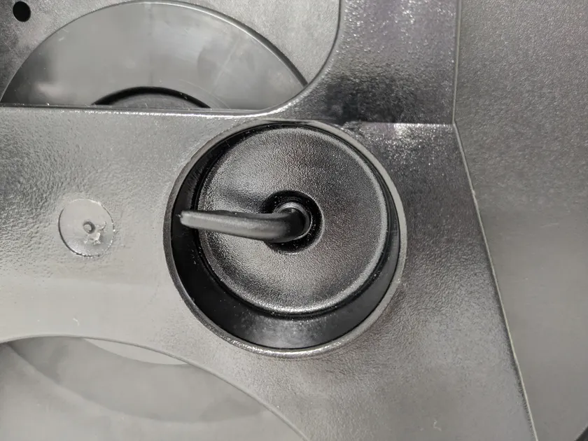 イージーロバストケーブル背面の回転防止ストッパー