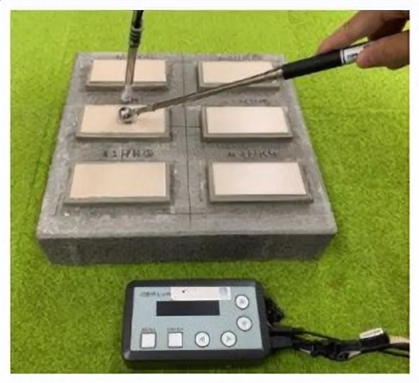 ハンマーによる試験体への打診