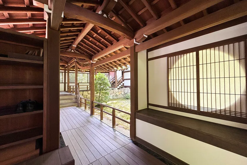 正受院　本堂へ