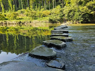 嵐山渓谷　大きな石で川を渡る