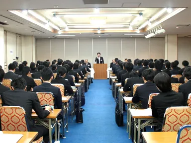 企業の人事担当者からの講話の様子