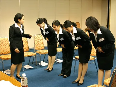 先輩からのマナー指導の様子