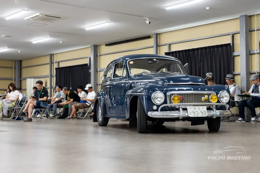 室内展示された1950年代の名車ボルボPV544