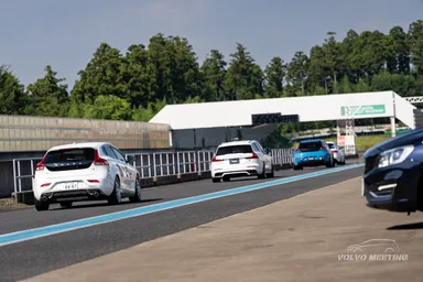 ピットロードから出ていくボルボたち