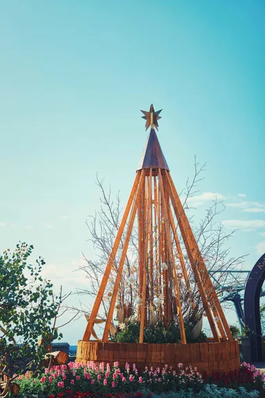 クリスマスタワー「自然の力」昼(高さ7m)