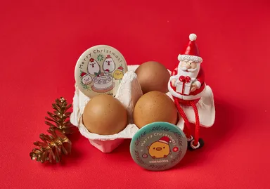 「日の出たまご4個」＆「オリジナルひよころん缶バッチ1個」　※写真はイメージです。　※オーナメントはつきません