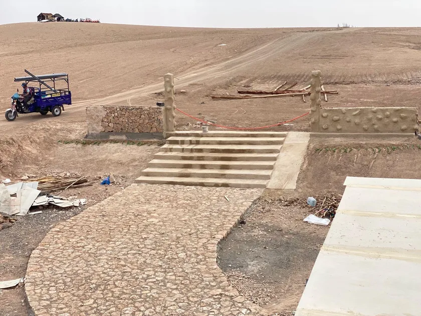 砂漠色のストーンの小道