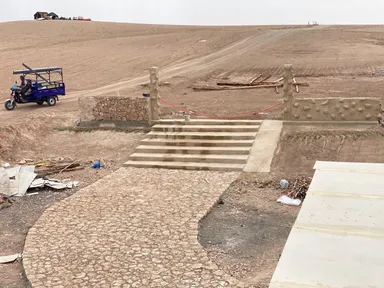 砂漠色のストーンの小道