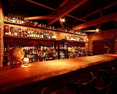 レンガとウッド調の落ち着きのある店内