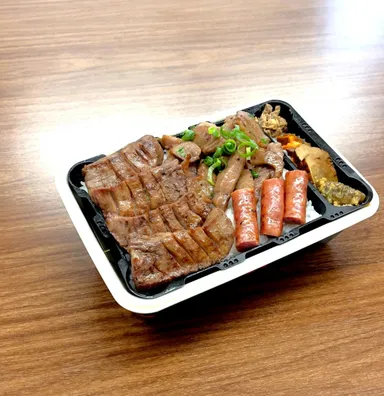 【たんや善治郎】「牛たん極太盛り合せ弁当(ネギ塩たん ガーリック味・加熱式)」