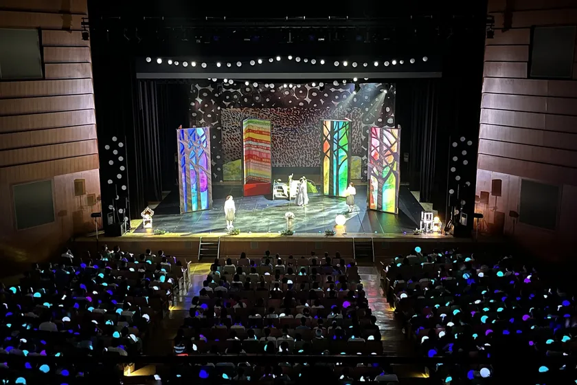 (1)光るボールによる没入型演出