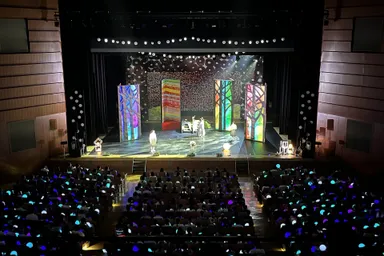 (1)光るボールによる没入型演出