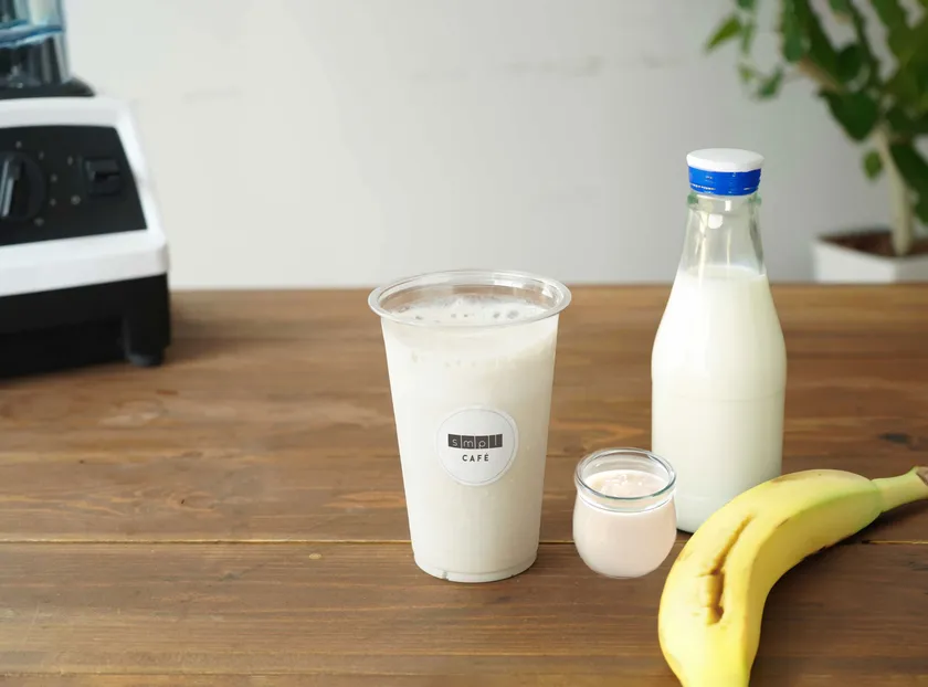 甘酒入りの「バナナミルクスムージー」豆乳変更無料