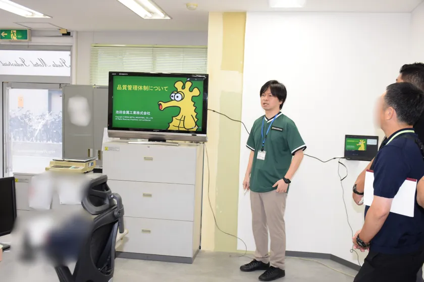 品質管理室見学の様子