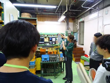 倉庫見学の様子