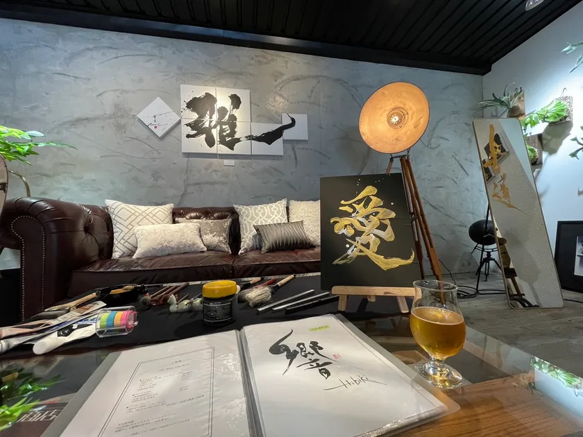 書道家・祖父江望実による書作品制作の様子