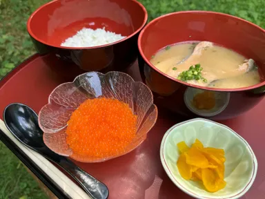 イクラ丼と大アマゴのぶつ切り汁