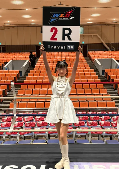 純白の衣装を着こなすMIUさん