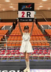 純白の衣装を着こなすMIUさん