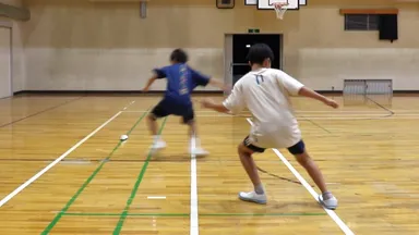 反復横跳びをする小学生